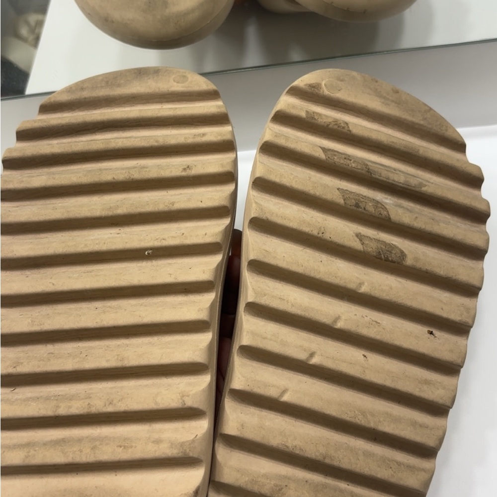 Yeezy Slides - Picture 5 of 5